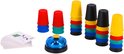 Gekleurde stapelbekers in blauw, groen, rood, zwart en geel met een bel en stapels kaarten.