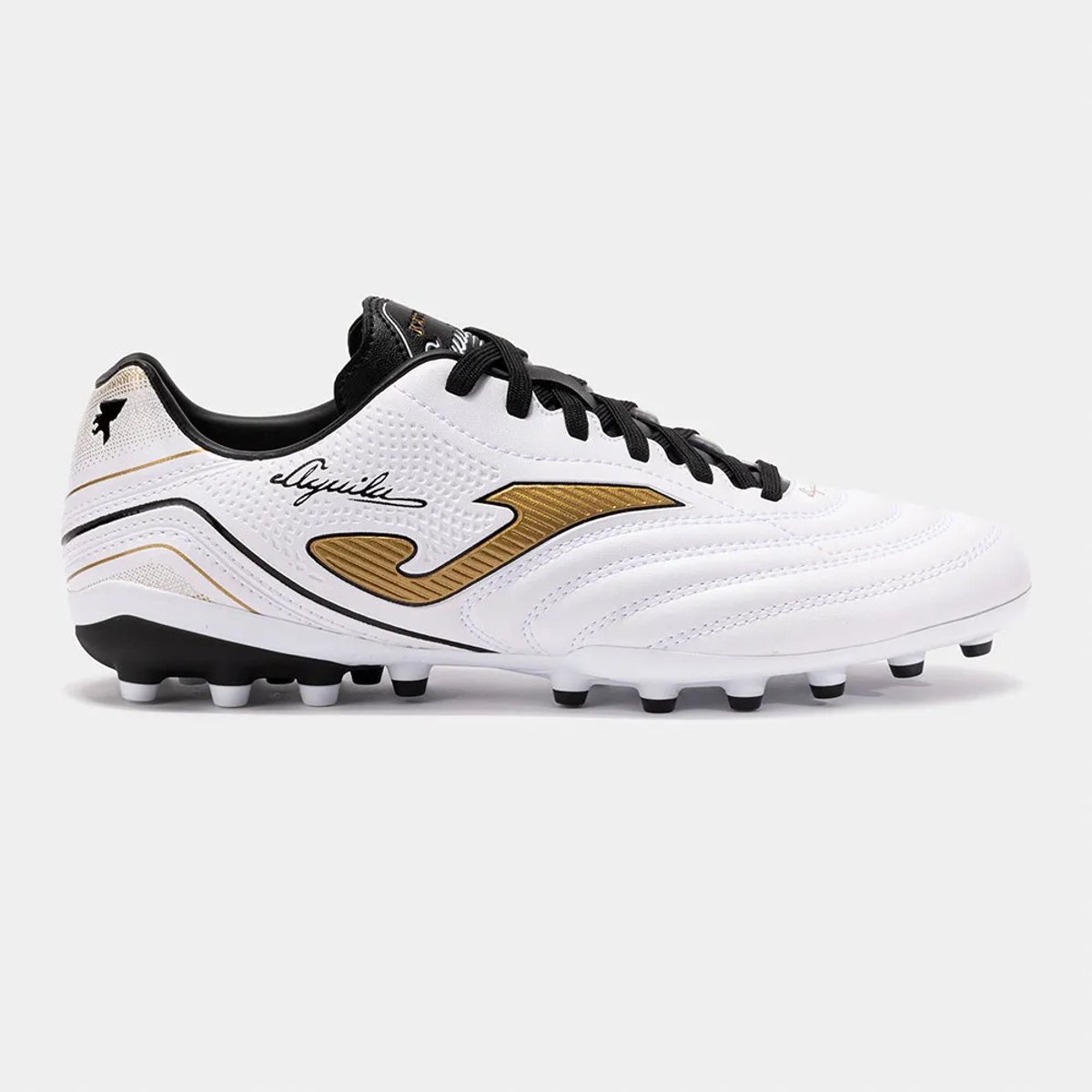 Witte JOMA Aguila FG voetbalschoenen in EU 41 met zwarte en gouden accenten, ontworpen voor stevige ondergrond.