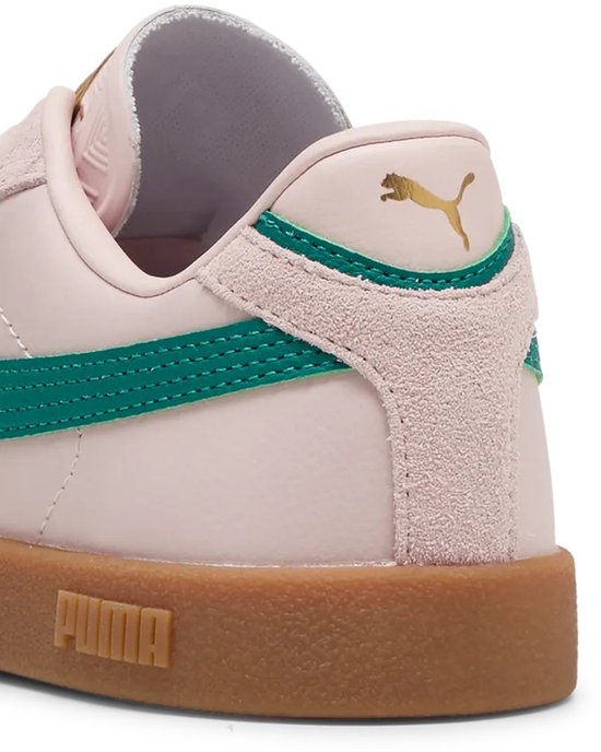 Achterkant van lichtroze Puma sneaker met groene streep, suède hiel en gouden Puma-kat.