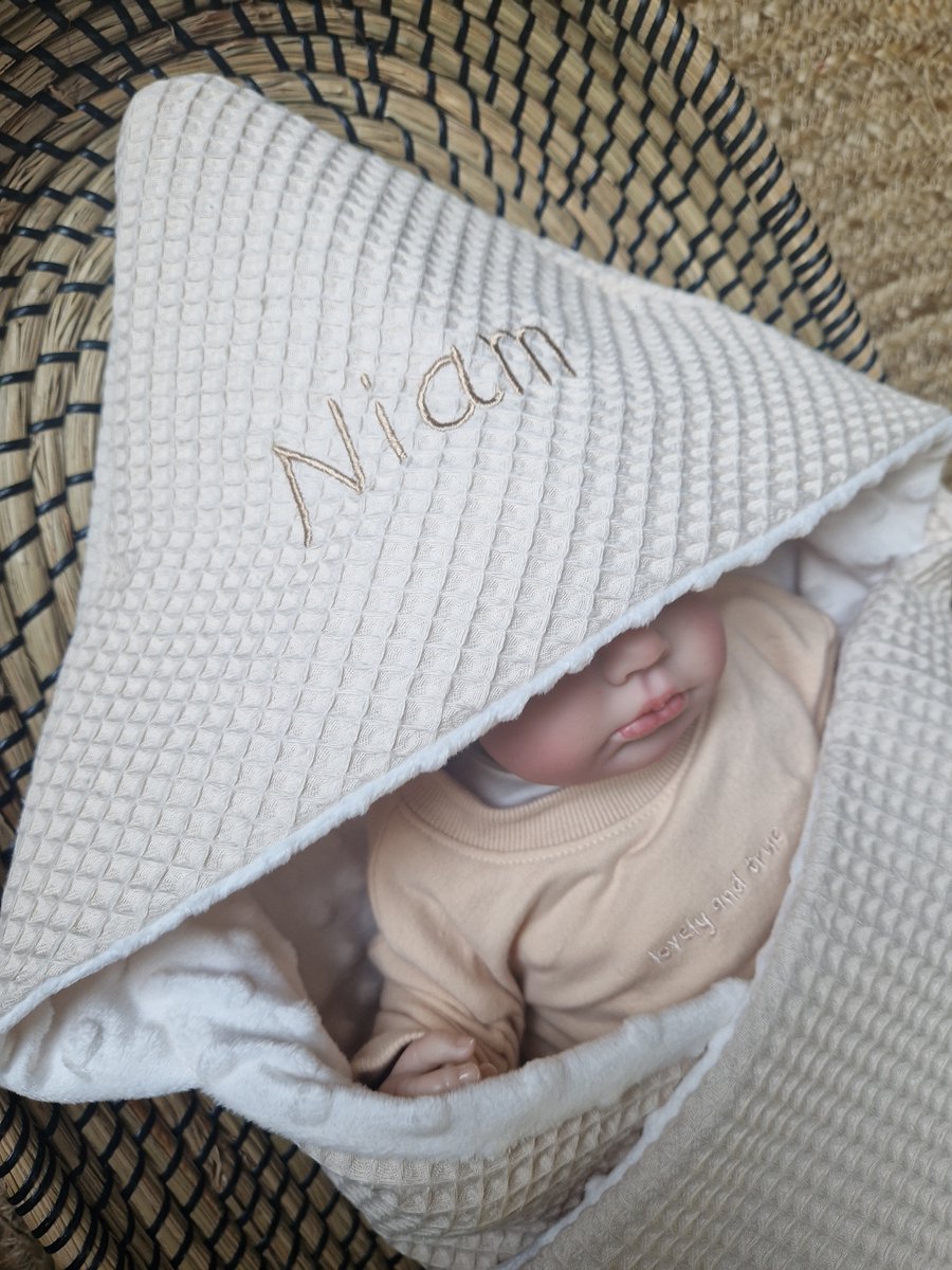Wikkeldeken - Omslagdoek - Badcape Baby met naam 70x70 Beige / Teddy / Baby Creaties