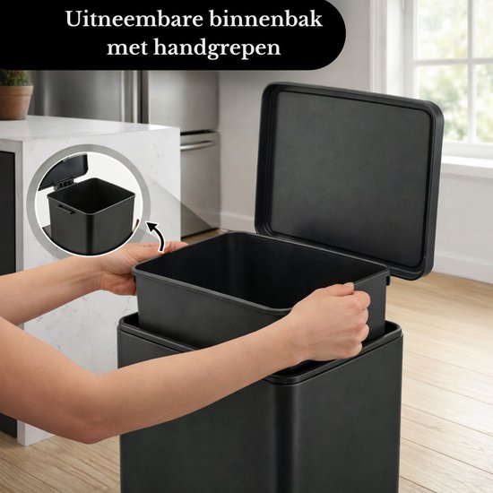 Vrouw verwijdert de uitneembare binnenbak met handgrepen uit een zwarte Bayt prullenbak.