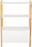 Boekenkast met houten frame en witte planken, onderste deel is een dichte kast.