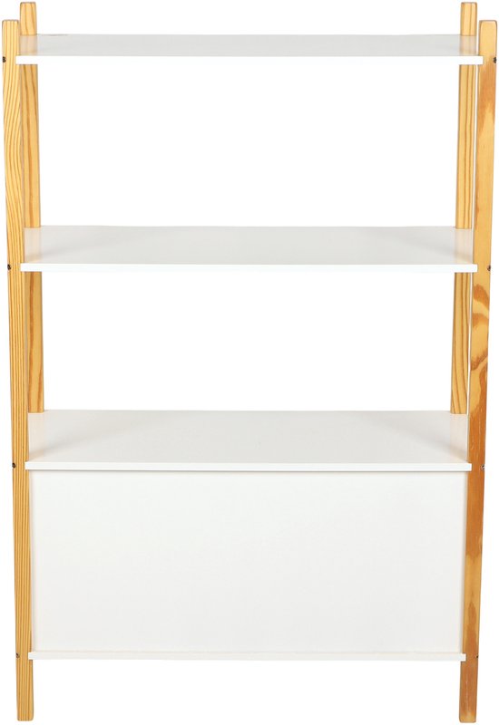 Boekenkast met houten frame en witte planken, onderste deel is een dichte kast.