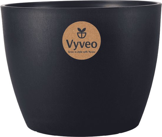 Een ronde, zwarte Vyveo bloempot met een bruin logo op de voorkant.