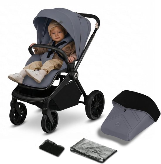Grijze kinderwagen met baby, inclusief grijze voetenzak en accessoires.