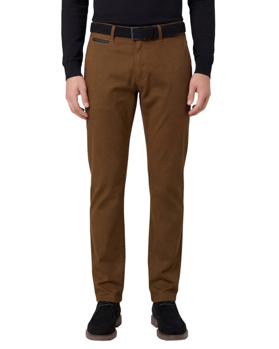 Voorkant van een man in een bruine chino, gedragen met een zwarte trui en zwarte riem.