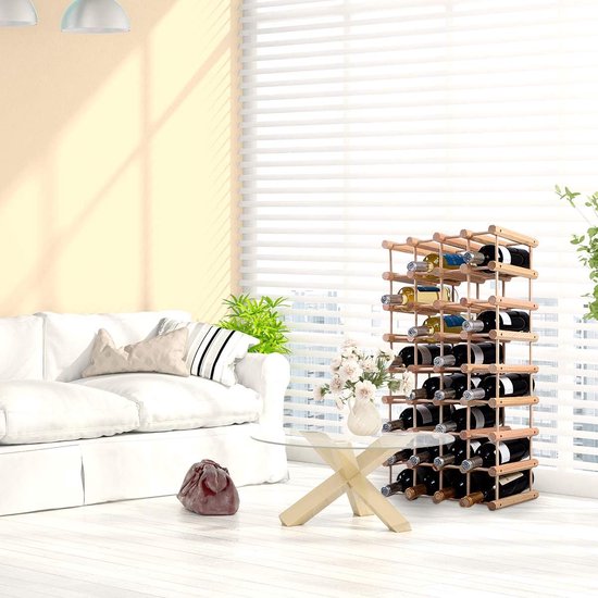 Houten wijnrek met 40 flessen in een lichte woonkamer met bank en salontafel.