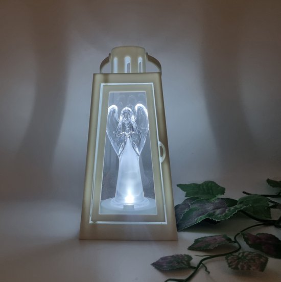 Lanterne blanche avec ange transparent lumineux, entouré de lumière bleue.
