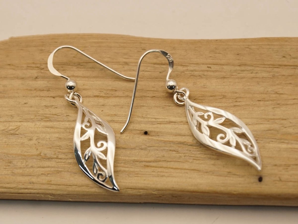 Sterling zilveren oorbellen van sierlijke blad - bladeren oorhangers van zilver - oorbellen van een natuur blad gemaakt van 925 zilver - modern oorbellen - langer oorbellen - oor hangertjes van bladeren - vrouwelijke oorhanger van zilver