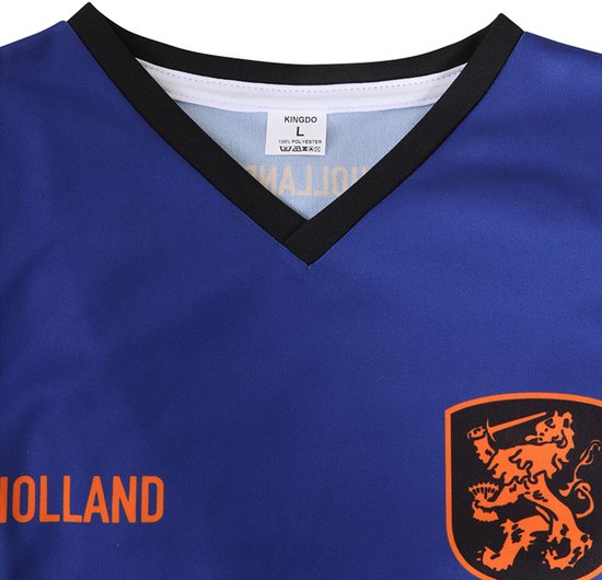 Detail van de kraag van een blauw voetbalshirt met 'KINGDO' en maat 'L' op het label.