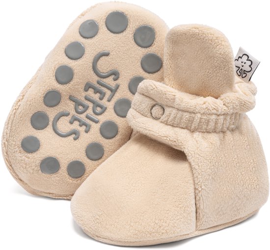 Beige teddy babyslofjes met antislipzool en drukknopen. Merk: Steppies.