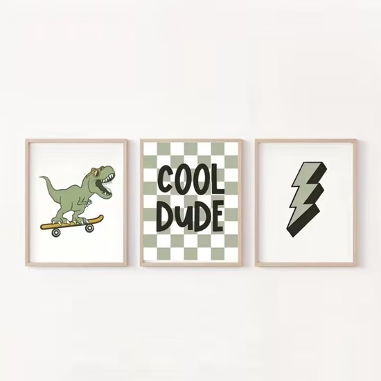 Set van drie posters met een dinosaurus op een skateboard, 'COOL DUDE' op geblokte achtergrond en een bliksemschicht.