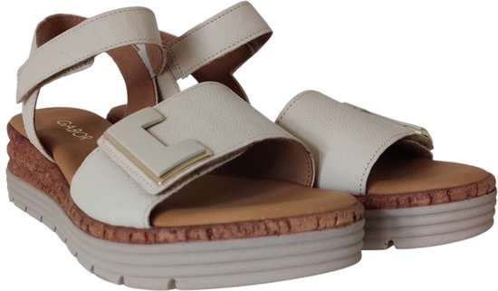 Witte leren sandalen met gesp, enkelbandje en gestructureerde plateauzool.
