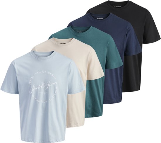 Vijf T-shirts van Jack & Jones in verschillende kleuren: lichtblauw, beige, groen, donkerblauw en zwart.