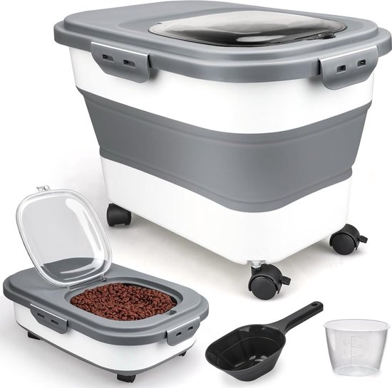 Contenant alimentaire gris et blanc déplié avec roues, un contenant plié, une pelle et une tasse à mesurer.