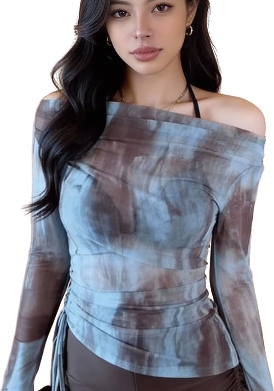 Mannequin portant un haut à manches longues, épaules dénudées, avec un imprimé tie-dye bleu-brun et des côtés drapés.