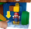 Kind drukt op knop in Super Mario speelset.