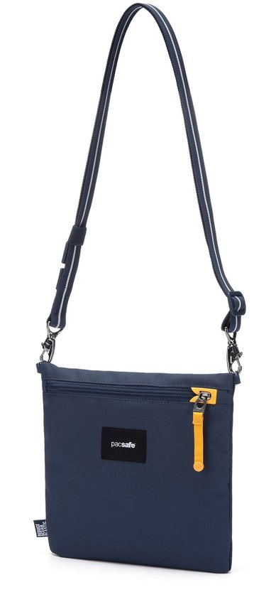 Donkerblauwe schoudertas met gestreepte band, geel ritslipje en Pacsafe logo.