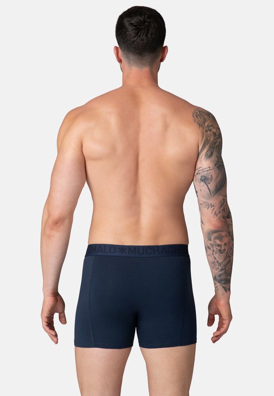 Man met donkerblauwe Muchachomalo boxershorts, achterkant