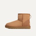 Bruine UGG enkellaars met suède afwerking en beige schapenvacht voering.
