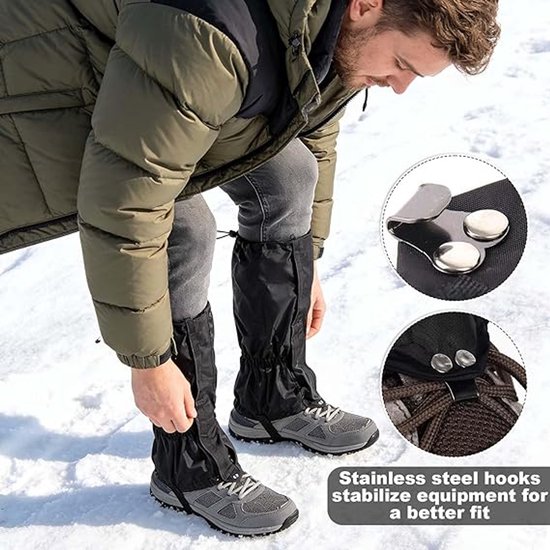 Zwarte gamaschen over grijze wandelschoenen, met roestvrijstalen haken.