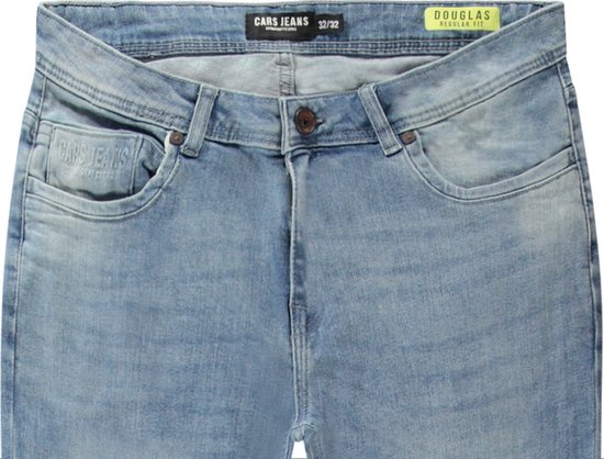Detail van Cars Jeans Douglas regular fit met knoop en zakken.