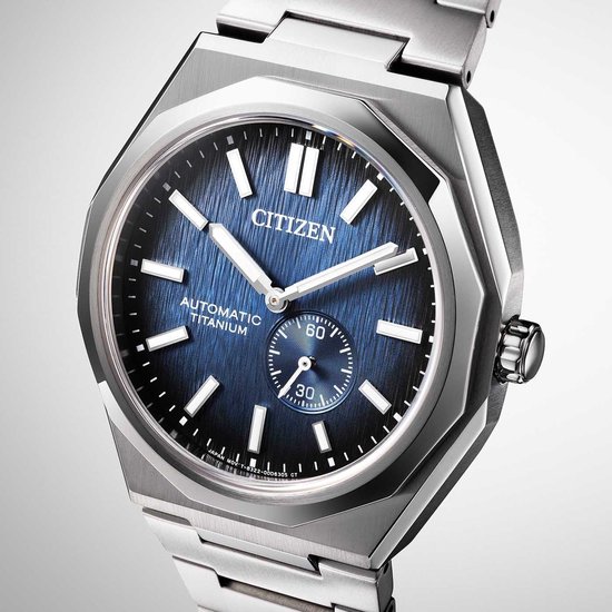 Gedetailleerde foto van zilverkleurig Citizen horloge met blauwe wijzerplaat met textuur en stalen band.