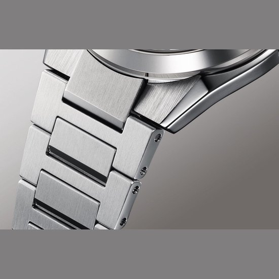 Gedetailleerde close-up van een zilverkleurig metalen horlogeband met geschuurde afwerking.