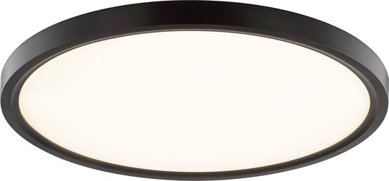 Verlichte, zwarte plafondlamp met witte diffuser, schuin van voren gefotografeerd.