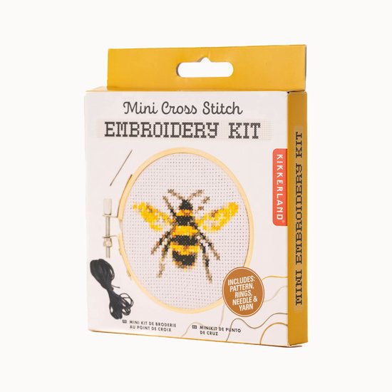Kikkerland Mini Kruissteek Borduurkit met een geborduurde bij, bamboe ring en borduurgaren.