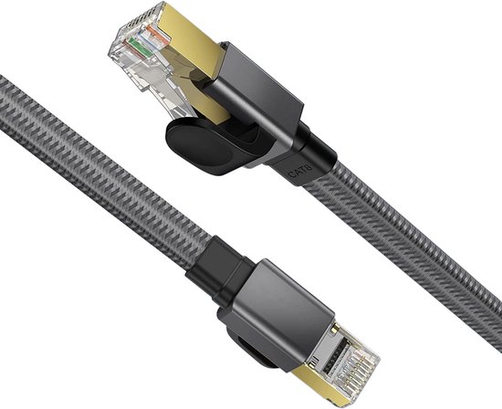 Câble réseau Cat 8 gris foncé tressé avec connecteurs RJ45 dorés, gros plan.