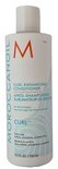Witte fles met Moroccanoil logo. "Curl Enhancing Conditioner" en "Apres-shampooing sublimateur de boucles" in oranje en blauw.