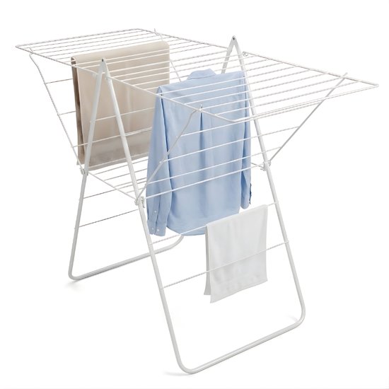 Wit droogrek met een blauw shirt, beige broek en witte handdoek.