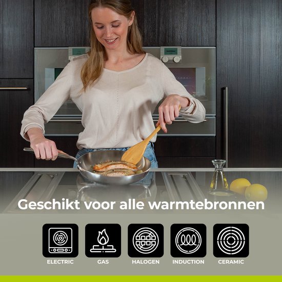 Een vrouw kookt zalm in een zilverkleurige pan. Iconen tonen dat de pan geschikt is voor alle warmtebronnen.