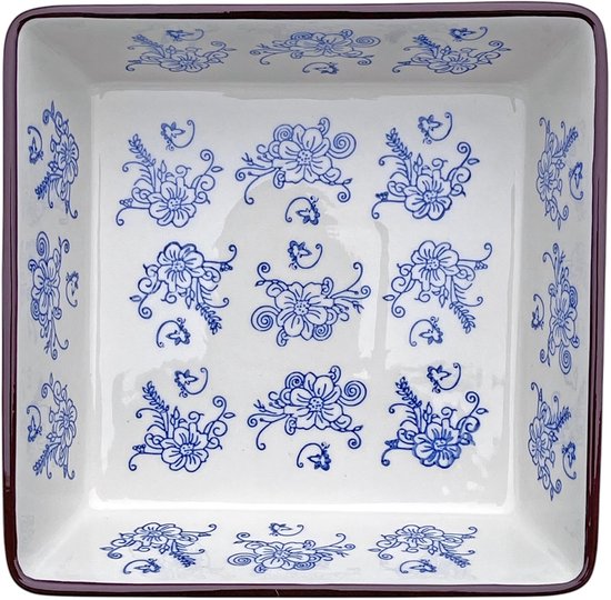 Witte vierkante ovenschaal met blauwe bloemenprint, van bovenaf gezien.