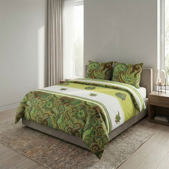 Bed opgemaakt met groen paisley-dekbedovertrek, witte strepen en twee kussens.