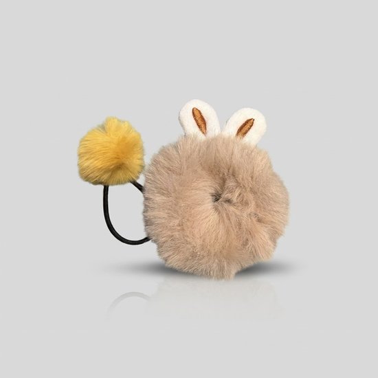 Bruine pluizige scrunchie met konijnenoren en gele pompon.