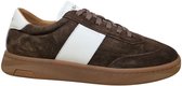 Bruine suède sneaker met witte streep op de zijkant, veters en bruine zool. Logo op de zijkant van de zool.