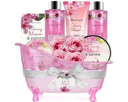 Body & Earth Cherry Blossom wellness geschenkset in roze badkuip