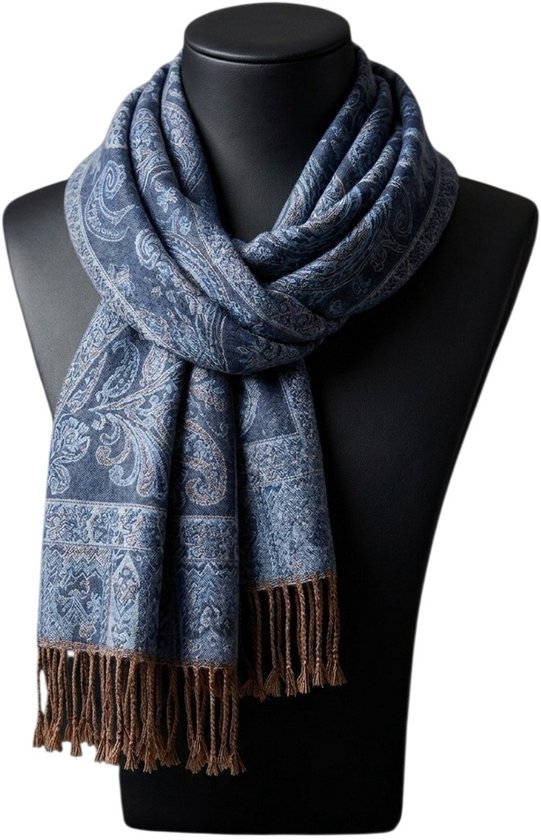 Donkerblauwe sjaal met paisley-patroon, gedrapeerd om een zwarte paspop. De sjaal heeft franjes.