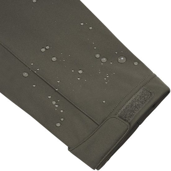 Detail van mouw met waterdruppels en klittenbandsluiting.