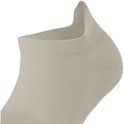 Detail van een lichtbeige Falke enkelsok met mesh structuur.