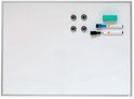 Wit whiteboard met aluminium lijst, vier magnetische knoppen, een wisser en twee whiteboardmarkers (blauw en zwart).
