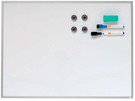 Wit whiteboard met aluminium lijst, vier magnetische knoppen, een wisser en twee whiteboardmarkers (blauw en zwart).