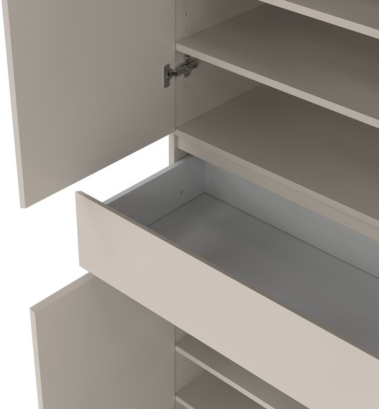 Close-up van een taupe schoenenkast met open deuren en lade, die de scharnieren en planken laat zien.