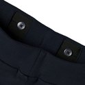 Gedetailleerde close-up van de tailleband van een donkerblauwe joggingbroek met verstelbare knopen.