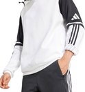 Man in een witte capuchontrui met zwarte mouwen met witte Adidas-strepen. Hij stopt zijn hand in zijn broekzak.