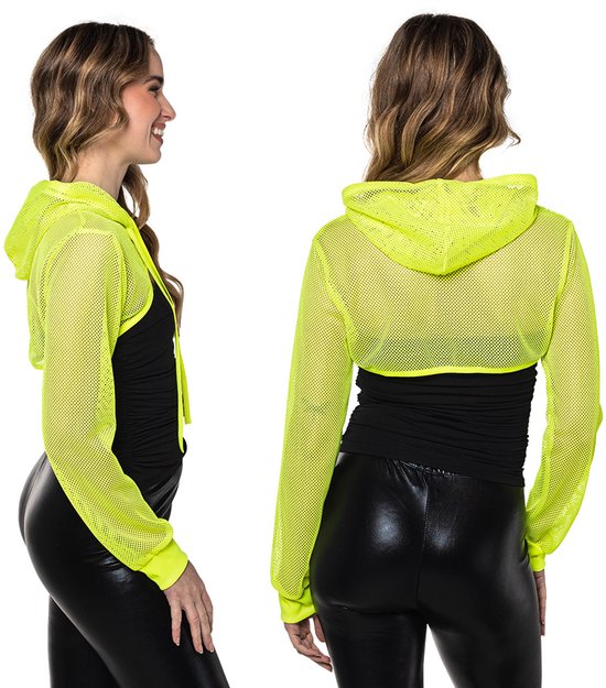 Model van voren, opzij en van achteren in een neongelige, doorschijnende netstof bolero met lange mouwen en capuchon over een zwarte top en leren broek.