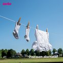 Twee witte sokken en een wit onderbroekje hangen aan een waslijn met Sorbo houten wasknijpers. Blauwe lucht.