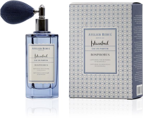 Atelier Rebul Istanbul Bosphorus Eau de Parfum fles en doos met blauwe bedrukking en donkerblauwe poederbol pompspray.